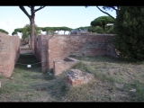 00614 ostia - regio v - insula xii - tabernae der horrea (v,xii,2) - bli von sueden - durchgang zu decumanus maximus - taberna iv - 09-2022.jpg